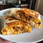 Gegrillte Cheeseburger-Burritos mit Reis und Käse