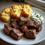 Juicy Steak Pieces with Garlic Bread and Spicy Horseradish Cream