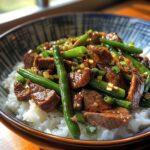 Knoblauch-Rindfleisch-Pfanne mit grünen Bohnen und Reis